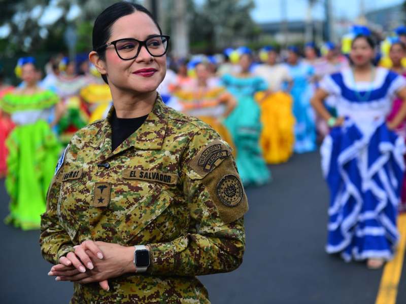 Karla Trigueros, ministra de Educación, conversó con estudiantes antes del inicio del desfile patrio en San Salvador.