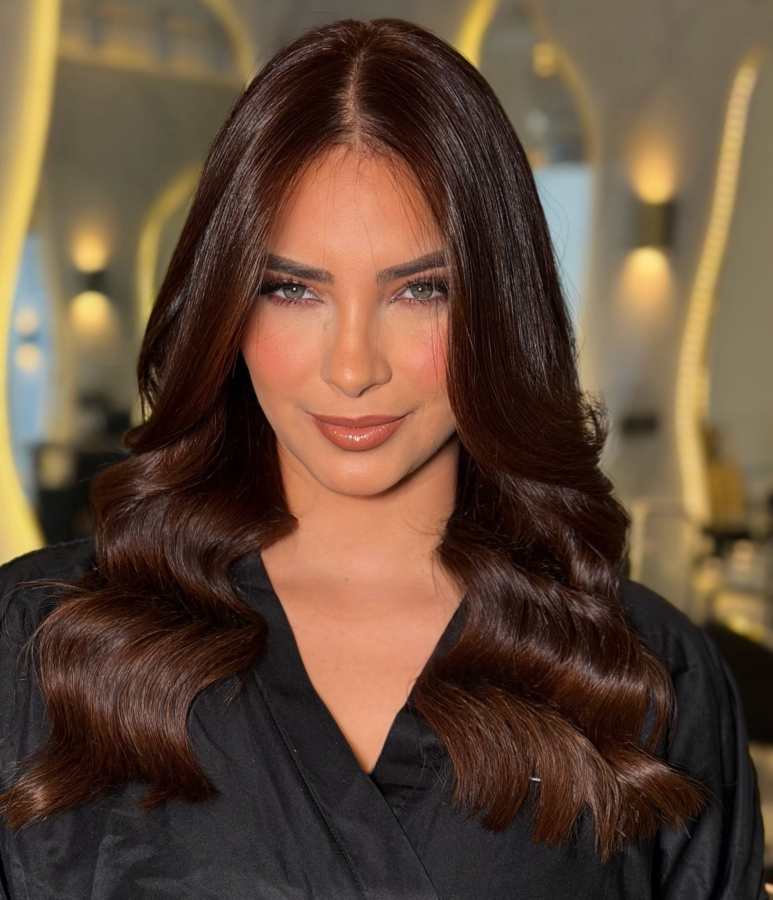 Irene Castillo sorprendió a sus seguidores al dejar atrás su cabello claro y apostar por una melena castaña oscura. Foto / Instagram Irene Castillo