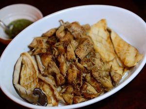 Plato servido de hongos comestibles salteados al sartén de Viveros Merliot El Salvador.