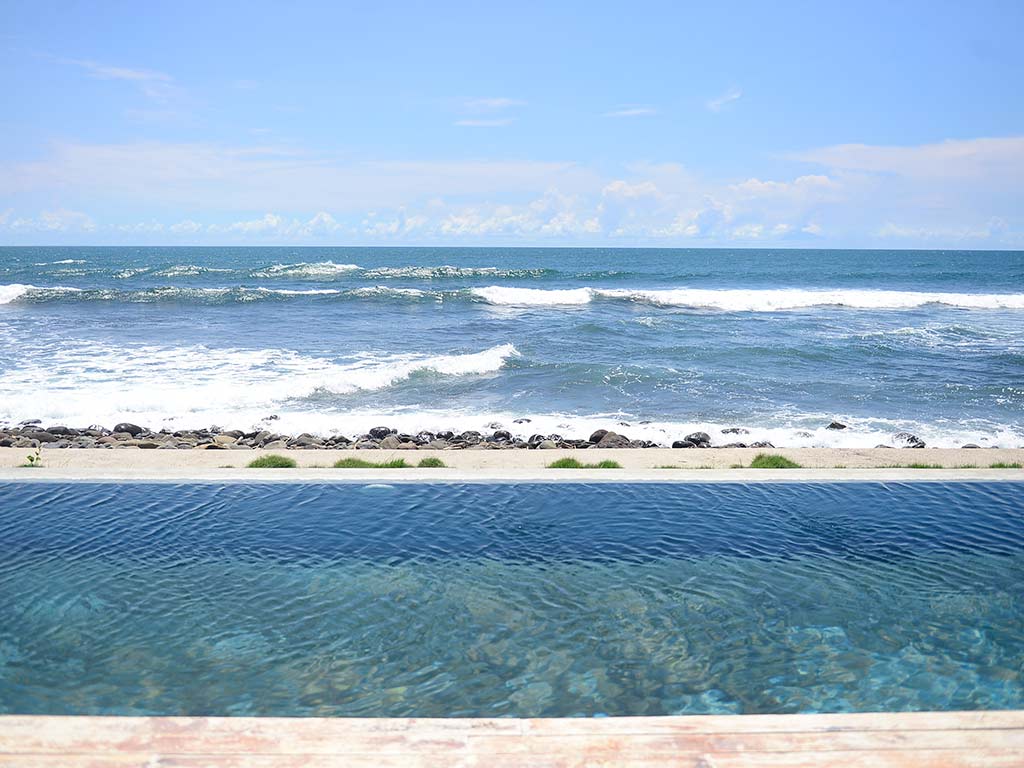NAWI Beach House combina gastronomía y descanso frente al mar, con una vista abierta hacia la playa de Mizata y el Pacífico.