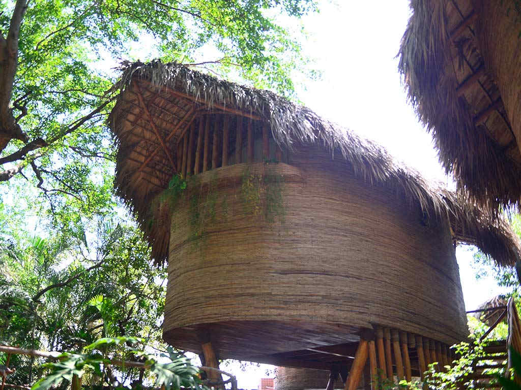 Las casas del árbol de MIZATA by Antiresort, construidas en madera, ofrecen una estadía rodeada de naturaleza y con vistas al entorno costero.