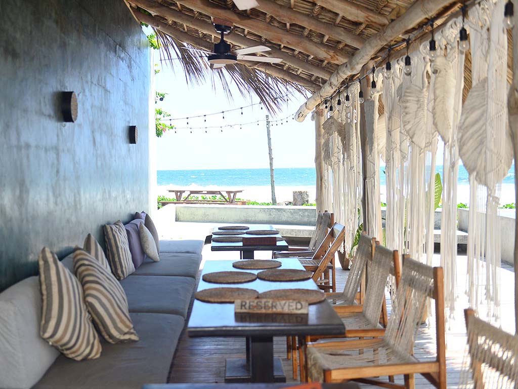 Las instalaciones de NAWI Beach House integran piscina, restaurante y áreas de descanso frente al mar, en un ambiente pensado para disfrutar Mizata.