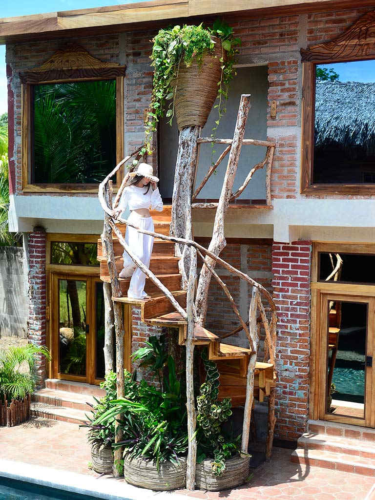 Las instalaciones de Casona Tunan combinan materiales naturales, detalles con historia y espacios de descanso que reflejan la identidad salvadoreña.
