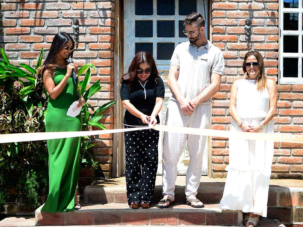 La ministra de Turismo, Morena Valdez, corta la cinta inaugural durante la apertura de Casona Tunan, en Playa Mizata.