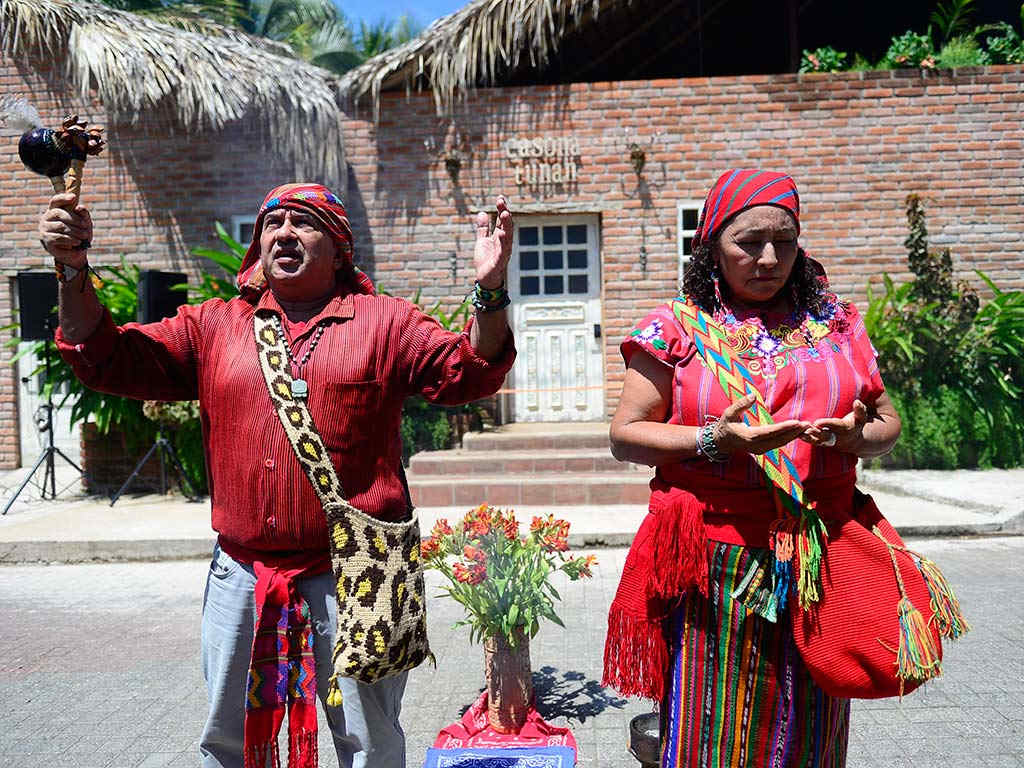 Una ceremonia maya acompañó la inauguración de Casona Tunan, aportando un momento de conexión con las raíces culturales del país.