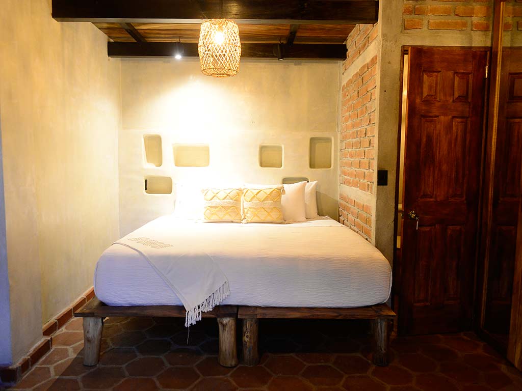 Las habitaciones de Casona Tunan combinan comodidad contemporánea con materiales y detalles inspirados en la identidad salvadoreña.