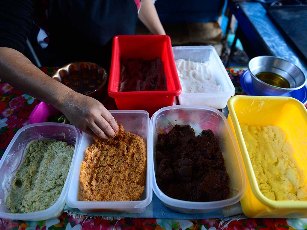Depósitos con chicharrón, queso, ayote y frijol molido para elaboración de pupusas salvadoreñas.