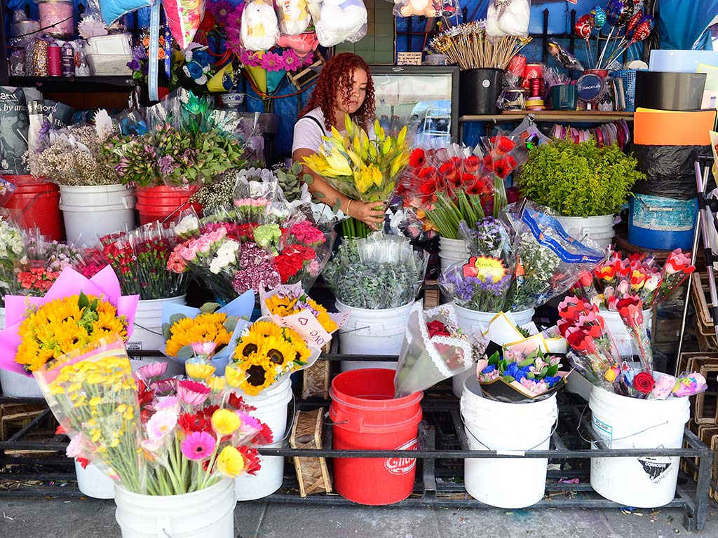 Exposición de diferentes arreglos florales y ramos con precios variables según la flor y temporada.