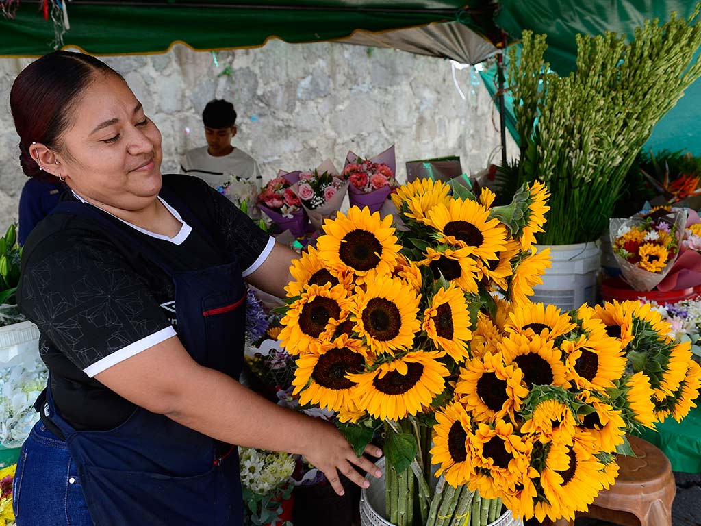 Tatiana Villanueva explica que la tradición de regalar flores amarillas el 21 de septiembre nace de la telenovela Floricienta.