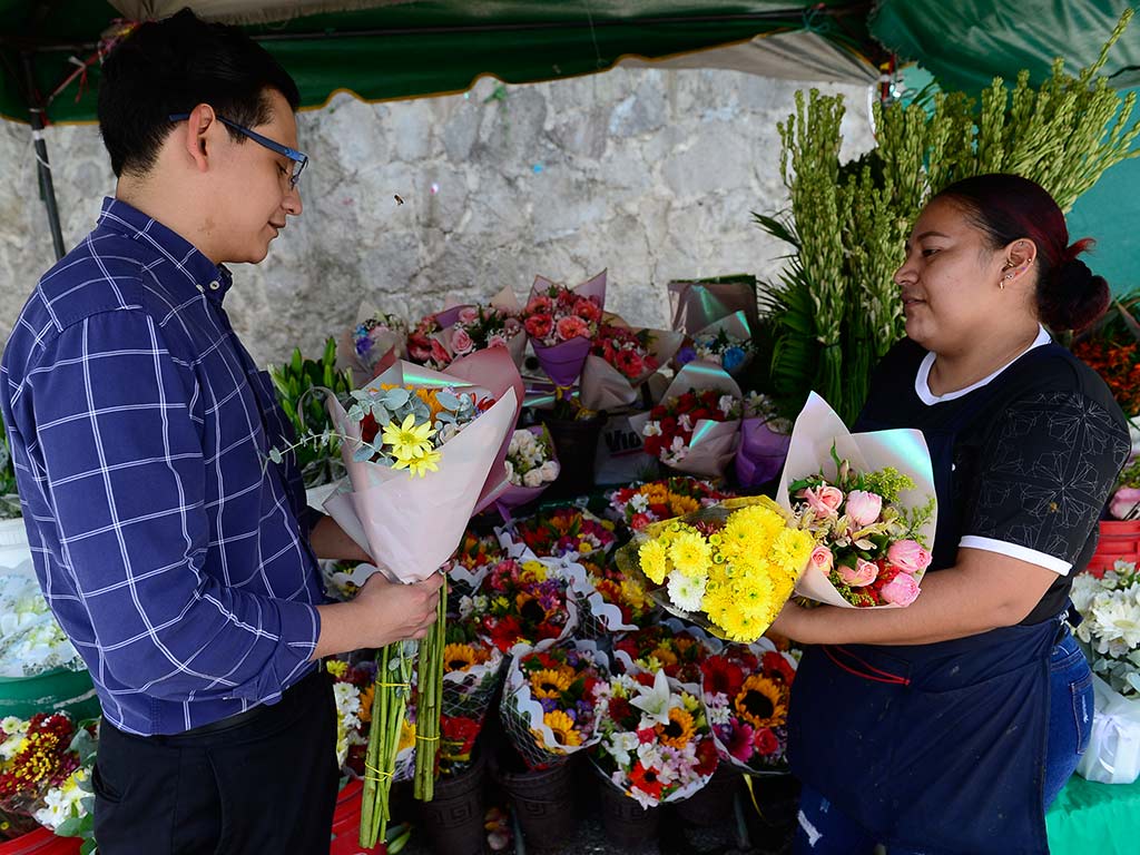 Tatiana Villanueva muestra arreglos y ramos de flores amarillas de diferentes precios elaborados con flor fresca.