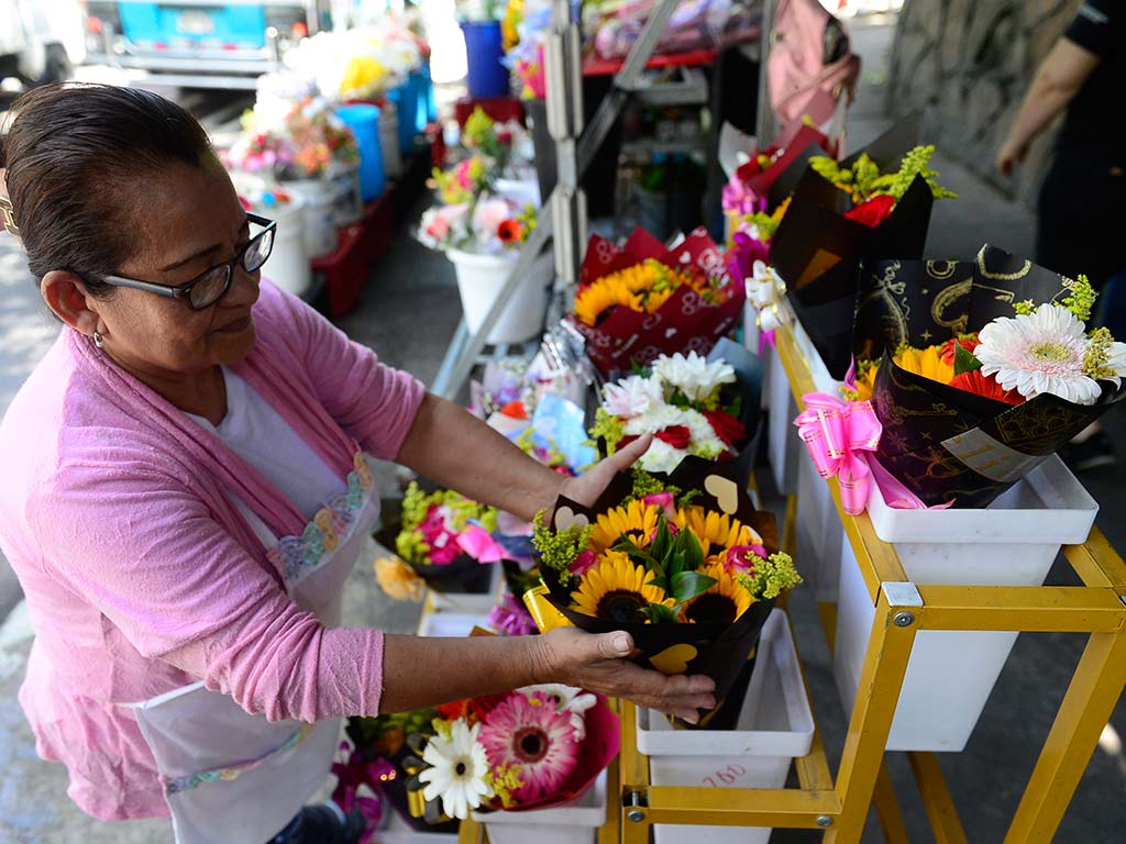 Ana Alvarado muestra arreglos florales profesionales diseñados para celebraciones de bodas y graduaciones.