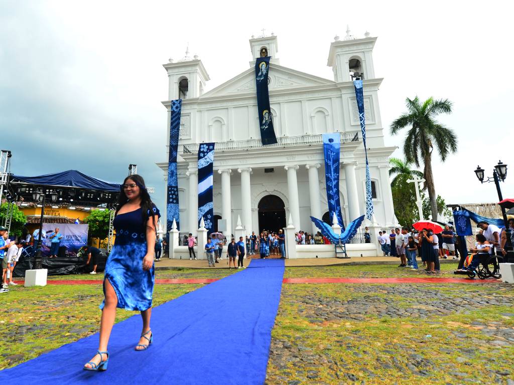 Vista de la Plaza Central de Suchitoto con la Iglesia Santa Lucía al fondo durante las actividades del festival.