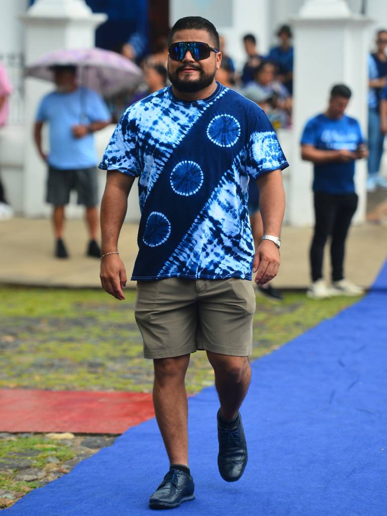 Prenda textil teñida en azul añil exhibida en combinación con telas de tonalidades contrastantes.