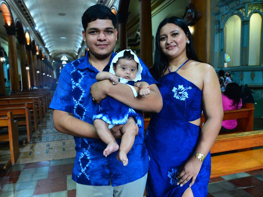 Grupo familiar con varios integrantes vestidos con prendas artesanales de tono azul añil posando juntos.
