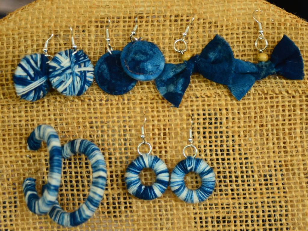 Par de aretes artesanales confeccionados con retazos de tela teñidos en color azul añil.