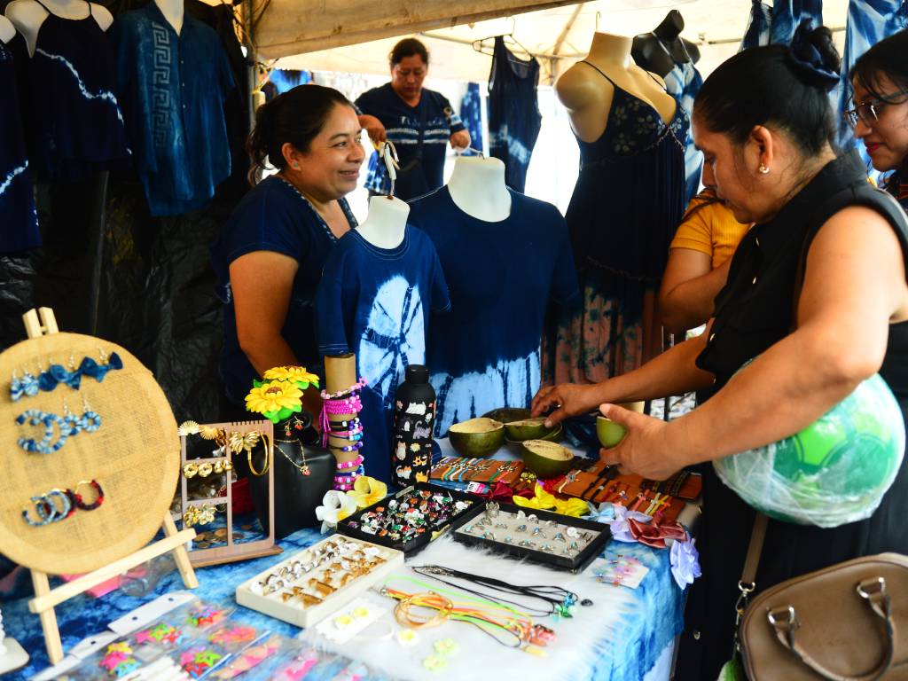 Puestos de comercio local con diversos artículos artesanales tradicionales que no utilizan tinte de añil.