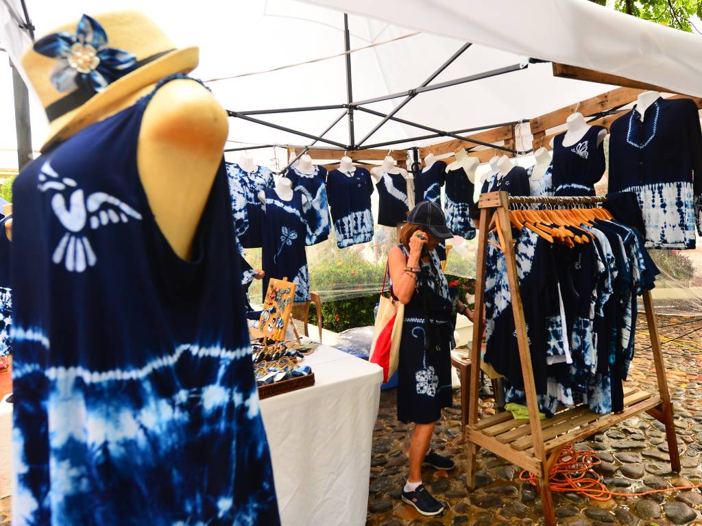 Puestos de emprendedores con artesanías y productos teñidos con añil exhibidos alrededor del Parque Central.