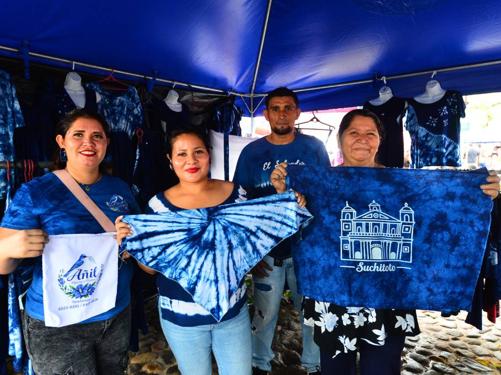 Artesana en su taller como parte de una agrupación enfocada en mantener las técnicas tradicionales del añil.
