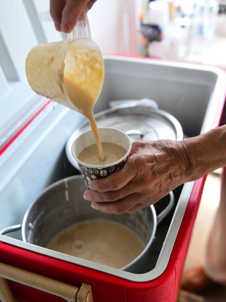 Mamá Tere sonríe mientras afirma que el amor es el ingrediente principal de sus recetas.