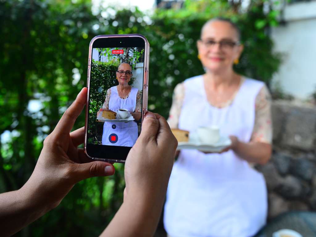 Teresa grabando un video para TikTok en el local de Atoles Mamá Tere.