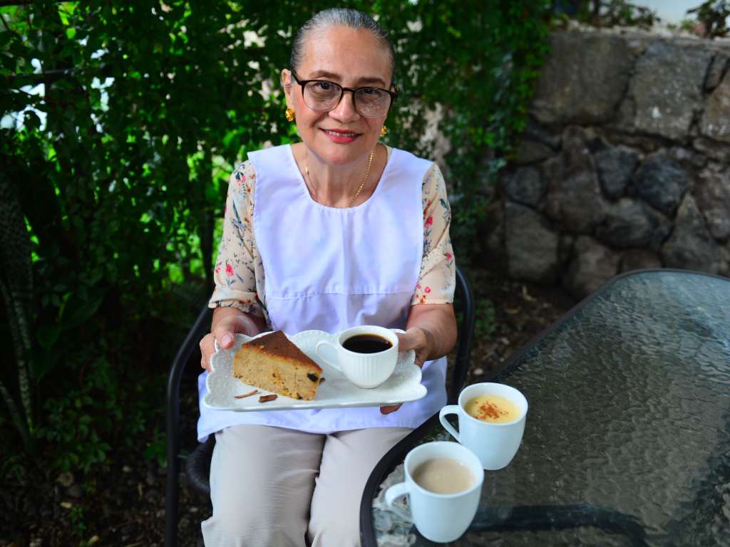 Mamá Tere sonríe alegremente mientras comparte sus ganas de seguir atendiendo en su puesto