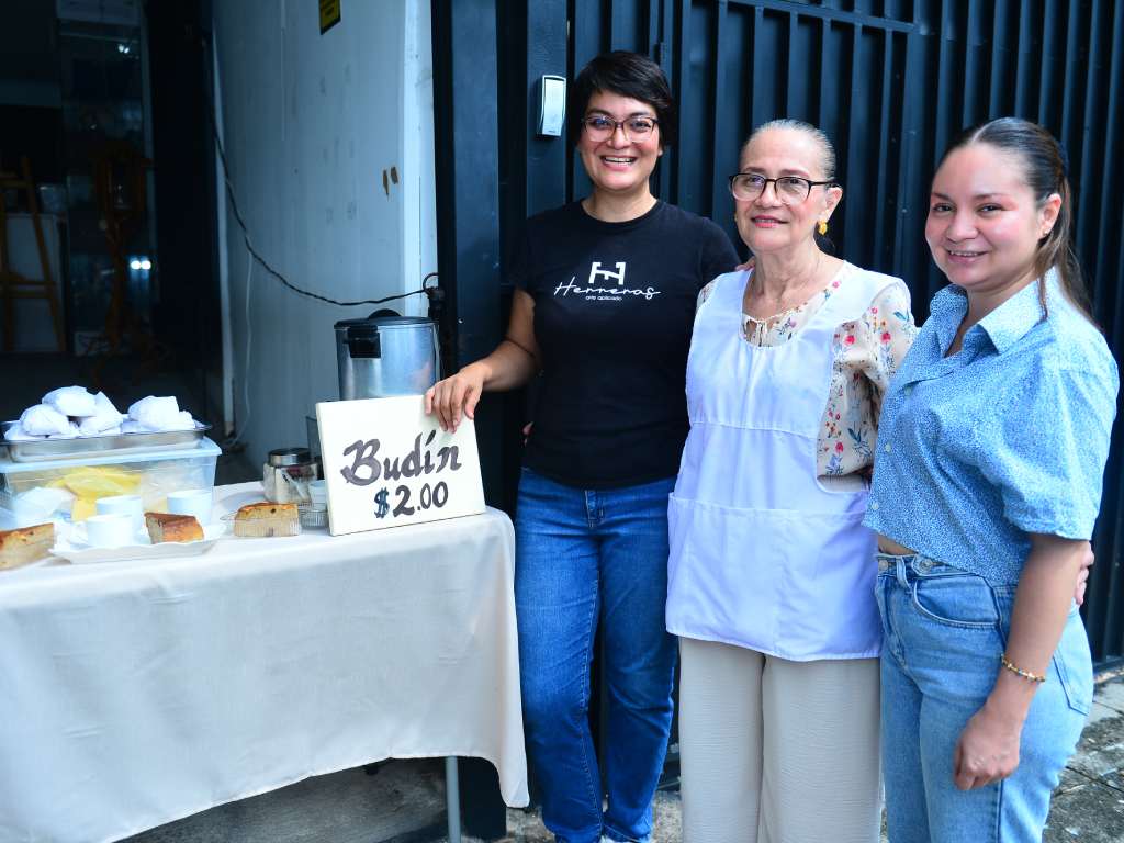 Las hijas de Mamá Tere colaboran juntas atendiendo a los clientes en el negocio.