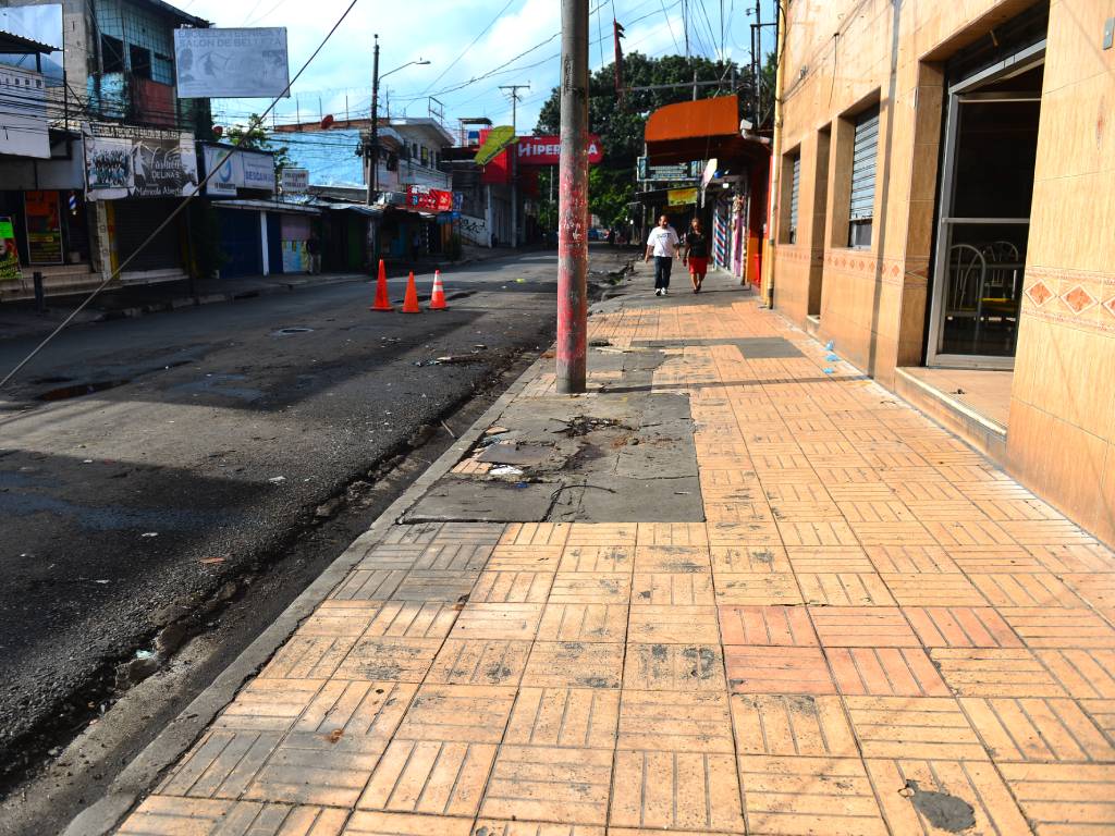 Espacio de acera y calle ocupado por puestos de ventas informales antes del proceso de recuperación.