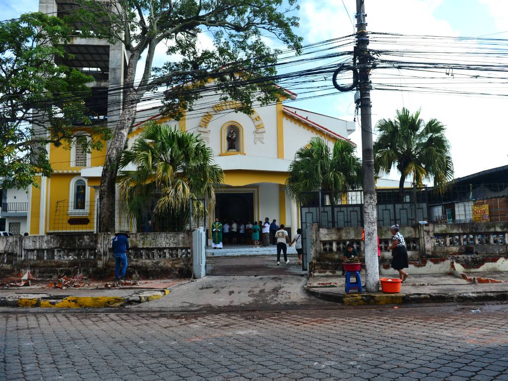 Acera despejada frente a la fachada de la Parroquia San Antonio de Padua de Soyapango sin puestos ambulantes.