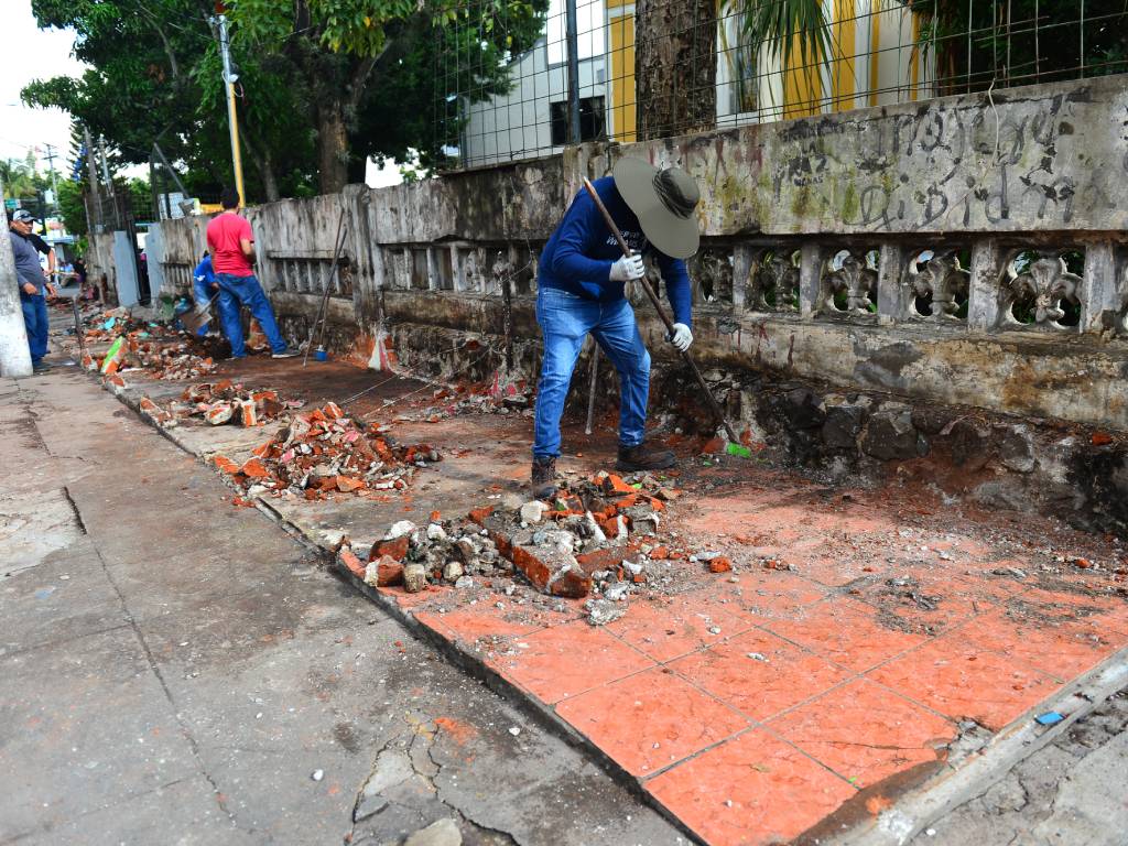 Vista del entorno urbano en la intersección de la Calle Roosevelt Poniente y Avenida La Trampa frente a la Alcaldía.