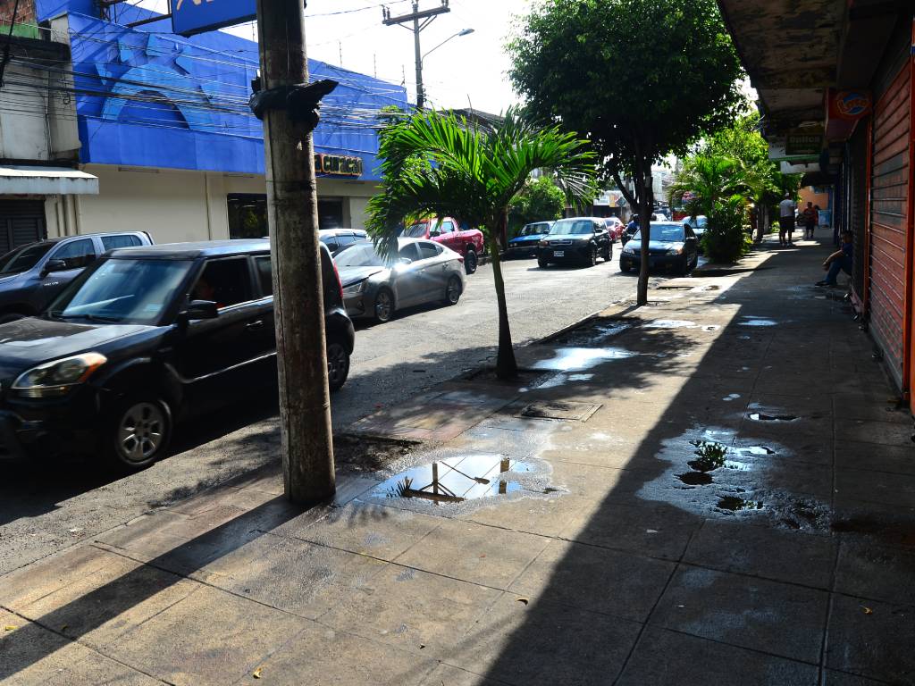 Calle del centro de Soyapango libre de puestos de ventas informales tras los trabajos de reordenamiento.