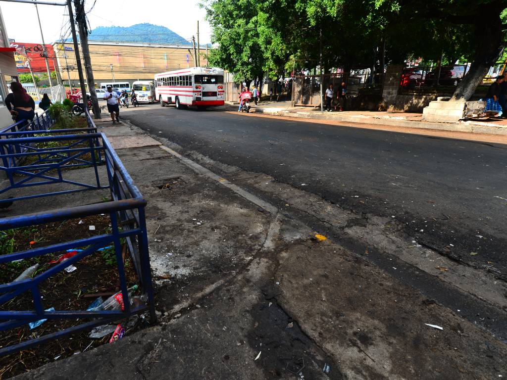 Tráfico vehicular y peatones circulando con normalidad sobre una calle intervenida durante el reordenamiento.