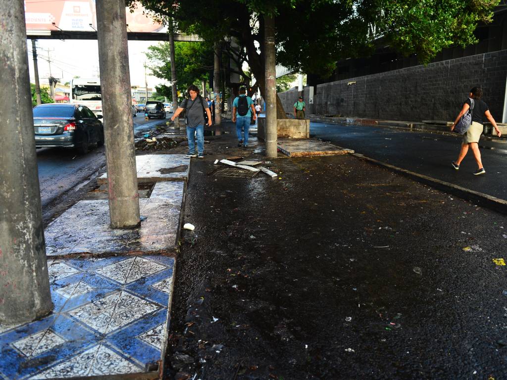 Acera libre de estructuras metálicas de ventas ambulantes junto a un supermercado en el Bulevar del Ejército.