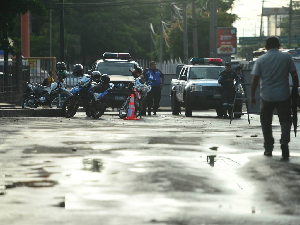 Calle cerrada al tráfico vehicular cerca del supermercado Walmart en la conexión hacia el Bulevar del Ejército.