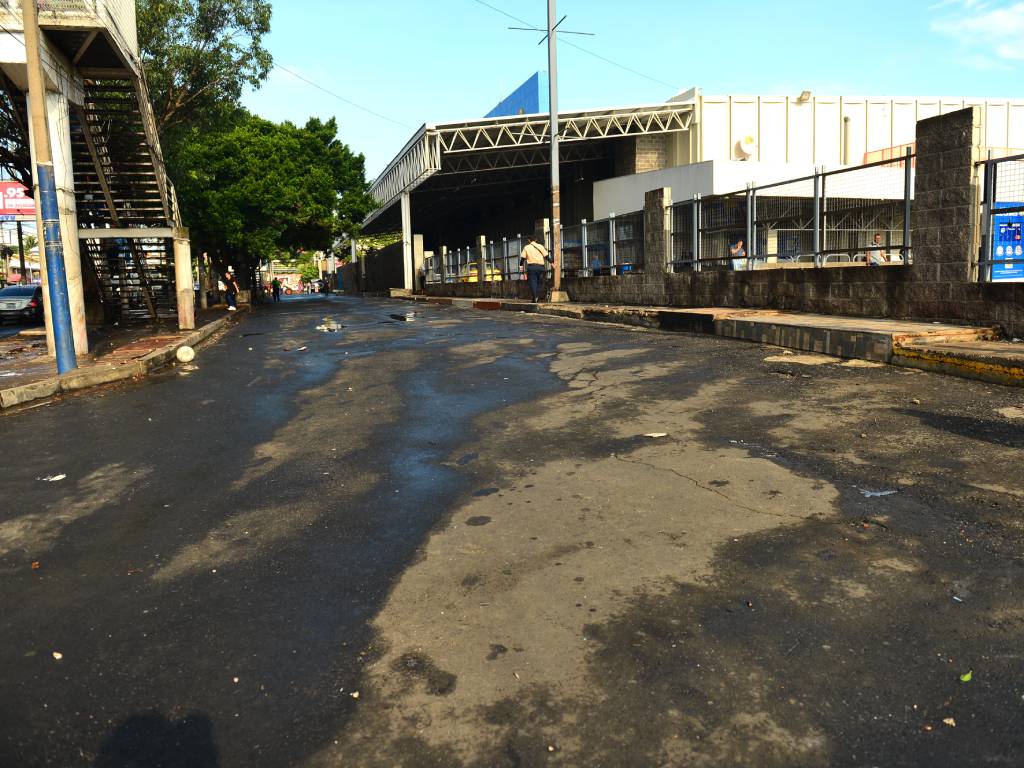 Vendedores empacando y retirando su mercadería de los puestos de venta informales durante la jornada del sábado.