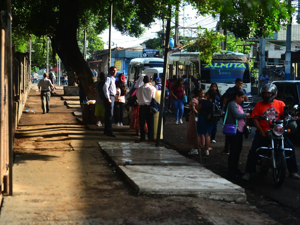 Personas caminando sobre la acera despejada de la Avenida Cuba o 4.ª Avenida Sur.