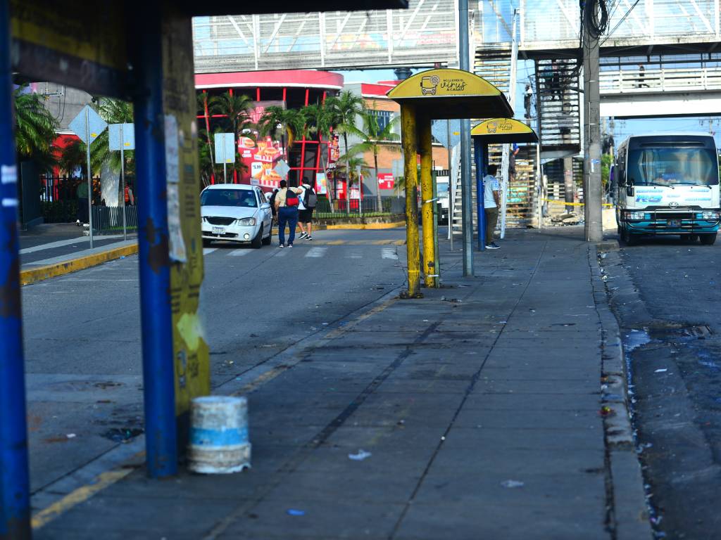 Parada de autobús despejada y sin puestos de ventas informales frente al centro comercial Plaza Mundo.