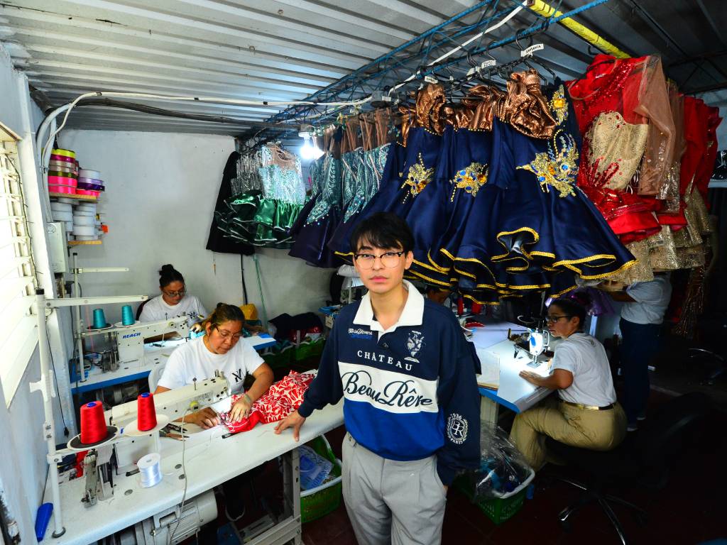 Filas de trajes de cachiporra terminados en perchero, reflejando la alta producción para las diferentes instituciones.