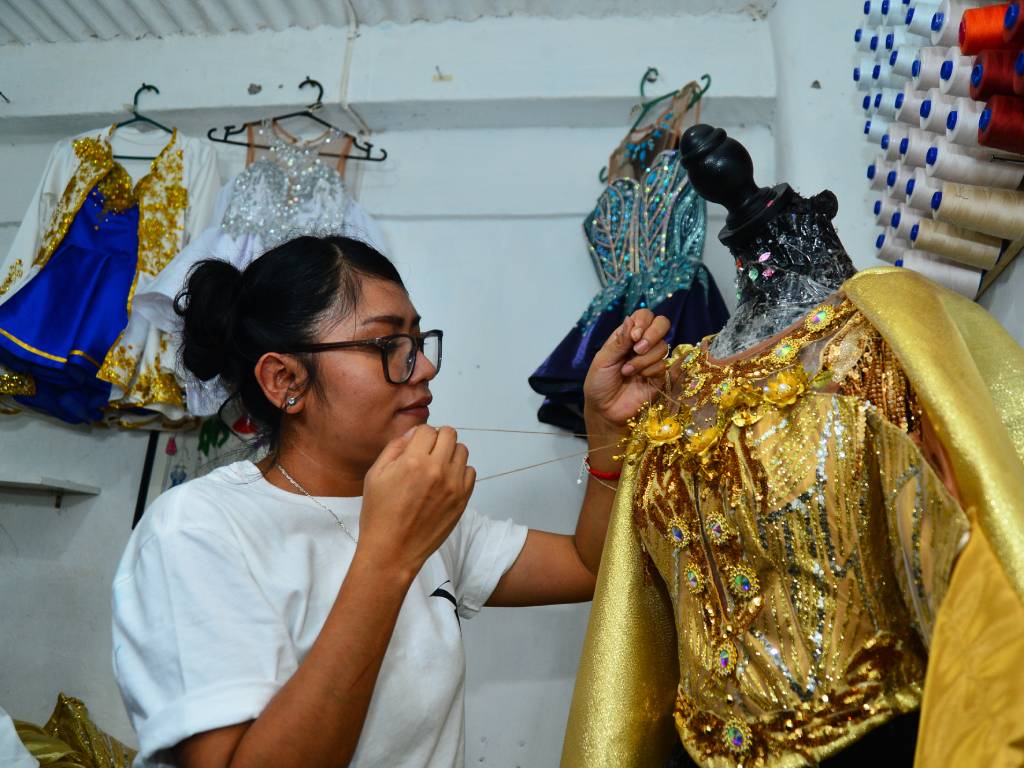 Elena Matías se encarga de decorar y añadir los toques finales a cada traje una vez confeccionado.