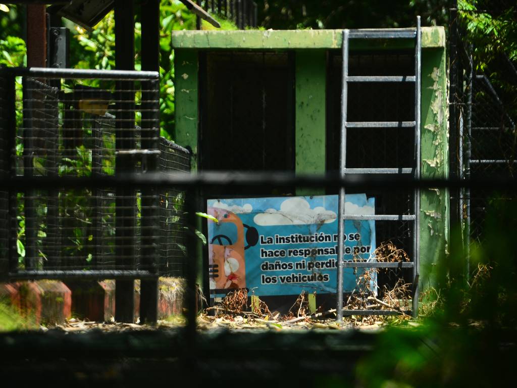 Varios carteles con indicaciones para los visitantes continúan sobre el terreno tras el cierre del lugar