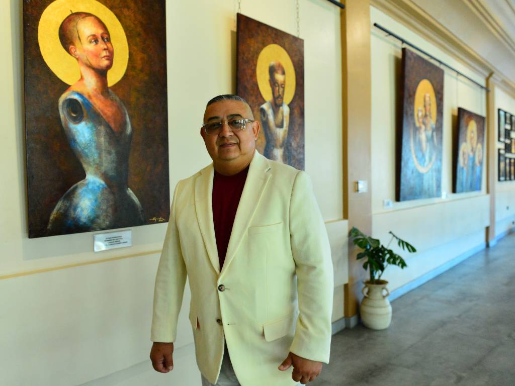 Pieza de arte sacro contemporáneo creada por Carlos Girón García, con texturas que simulan el paso del tiempo.