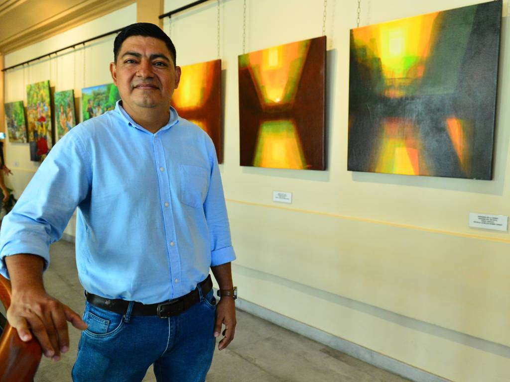 Obra de arte visual de Fredy Araujo con trazos abstractos y juegos de luz que evocan el paisaje.