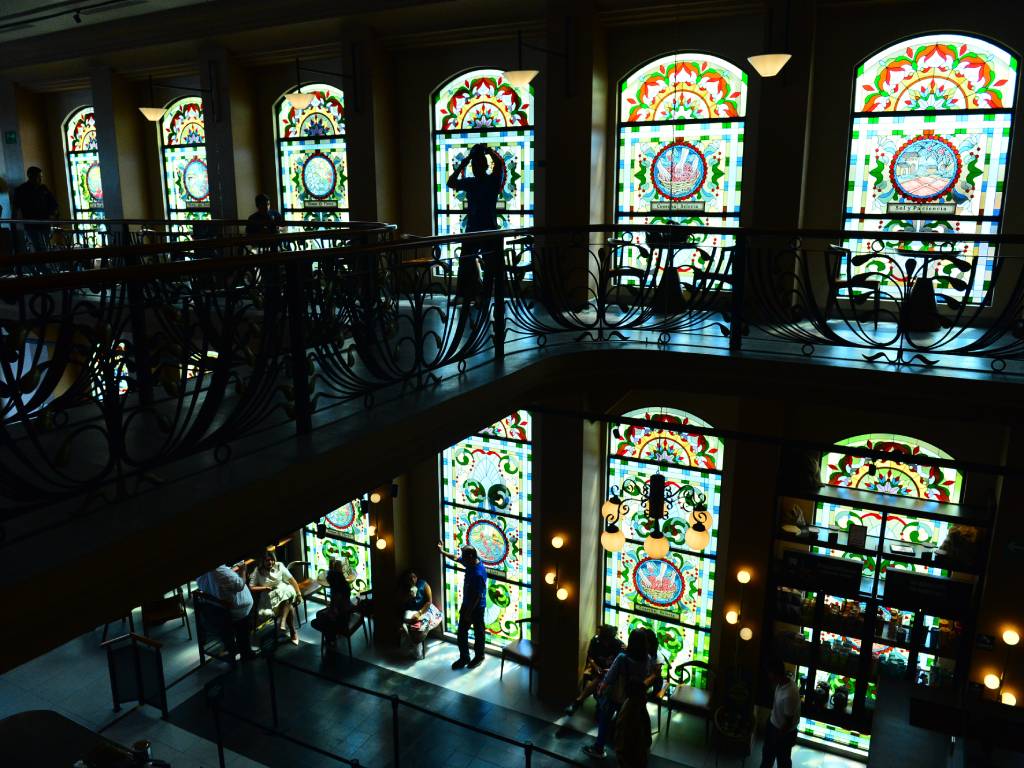 Vista general de las 12 obras de arte exhibidas en los muros del espacio de Starbucks Casa Bou.