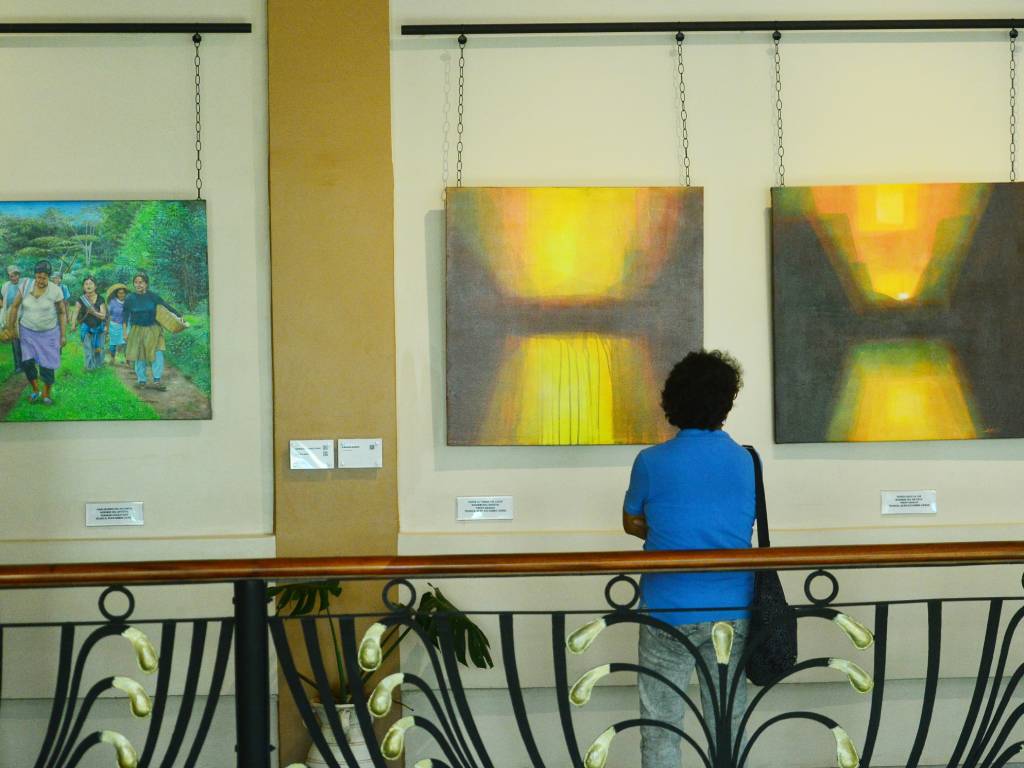 Asistentes recorriendo las salas de la galería Casa Bou durante la inauguración de la muestra de arte.