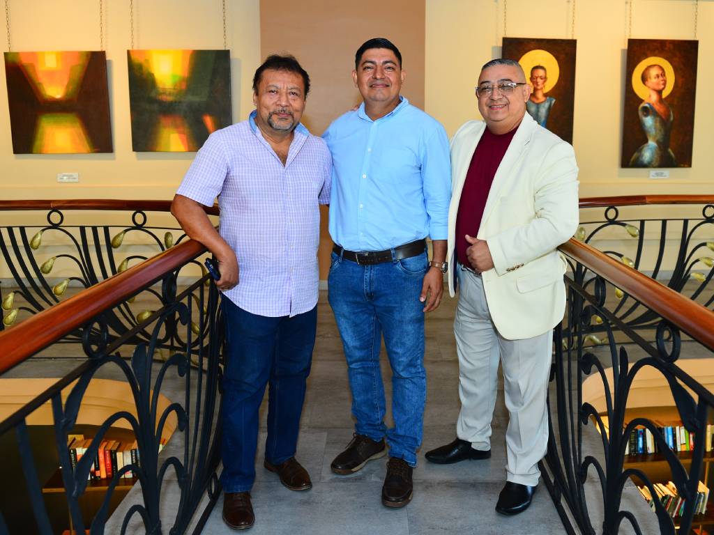 Pinturas expuestas en la galería que representan elementos de la identidad y cultura salvadoreña.