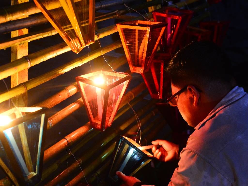 Farolitos artesanales encendidos en un altar decorado en las calles de Concepción de Ataco.