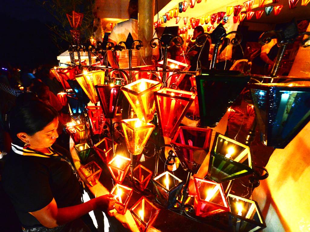 Calles de Concepción de Ataco iluminadas con farolitos coloridos durante la noche del 7 de septiembre.
