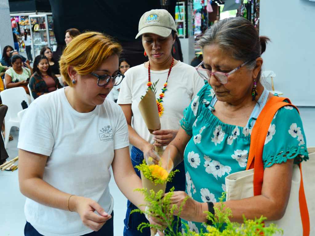 Asistentes participando en el taller mientras disfrutan de la presentación musical inspirada en Floricienta.