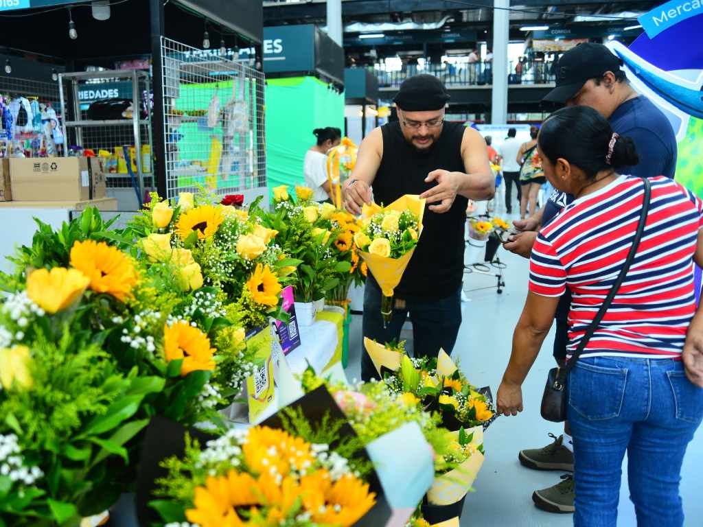 Primer plano de flores amarillas que representan el amor, la amistad y el optimismo durante la festividad.