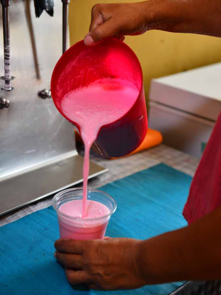 Muestra de la cebada recién batida servida en su punto, destacando la tradicional capa de espuma que la distingue.