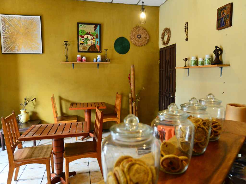 Vista actual del local de Delicias de las Chacón en Santa Tecla, mostrando el establecimiento de la tradición familiar.